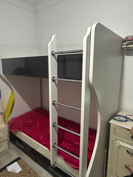 Двухярусная детская кровать