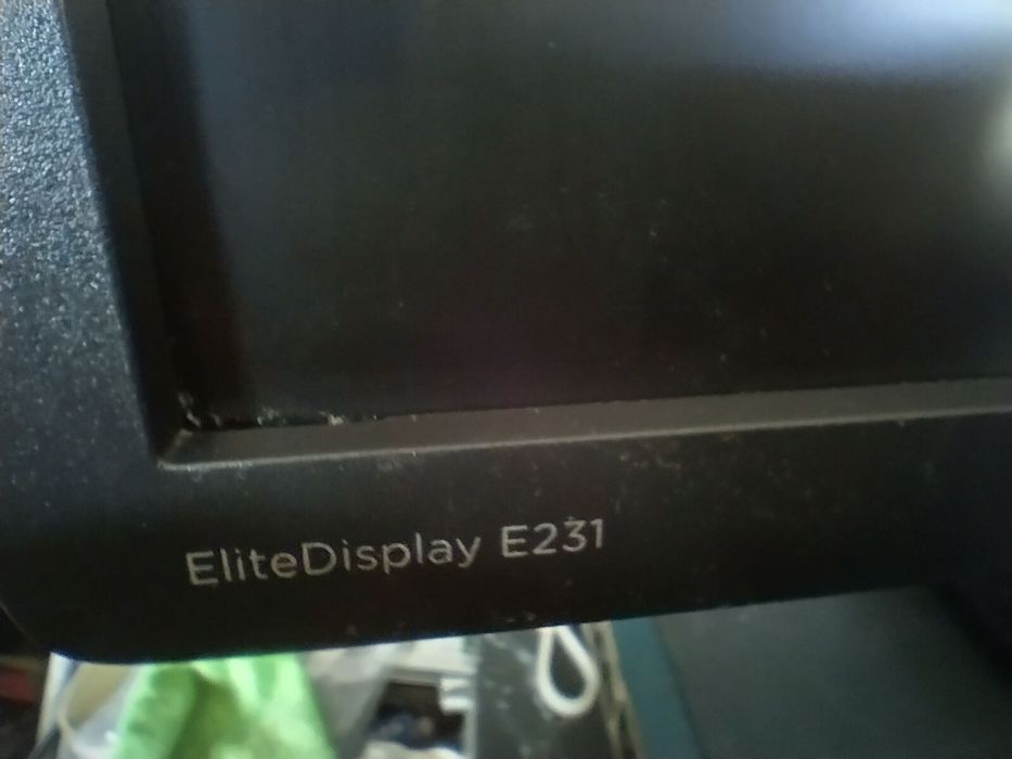 Монитор HP EliteDisplay E231 със забележка