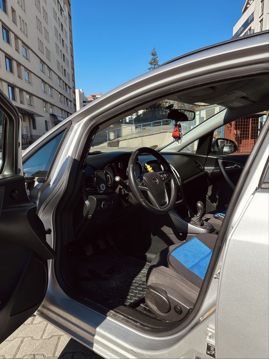 Vând Opel Astra J Sports Tourer