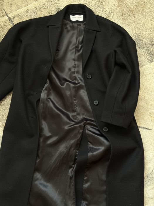 Пальто с круглыми рукавами.