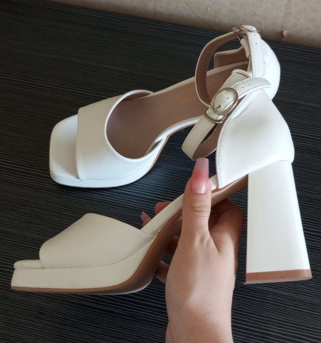 белые туфли на большом каблуке.