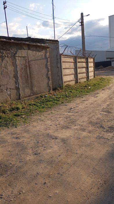 Vand constructie la rosu . 750 mp teren intravilan