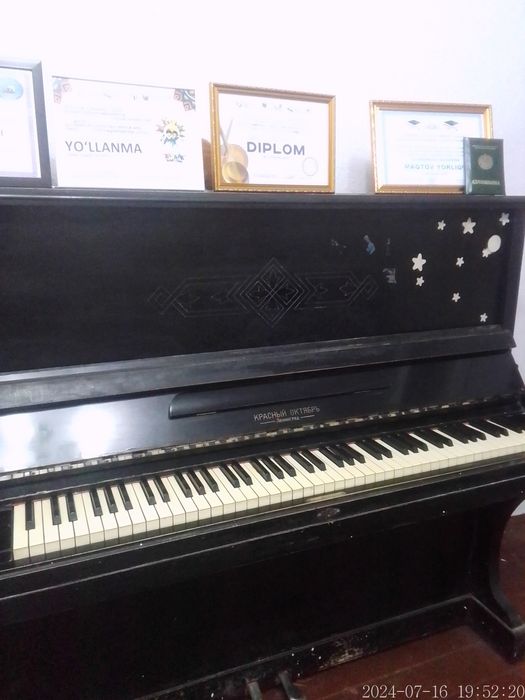 Пианино красный октябрь Ленинград