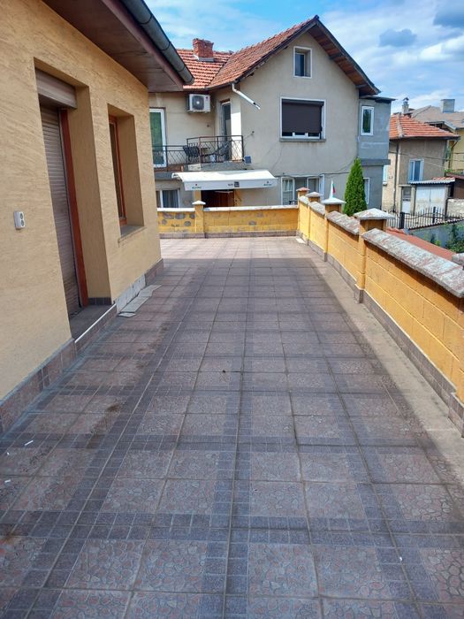 Двуетажна къща в гр.Троян