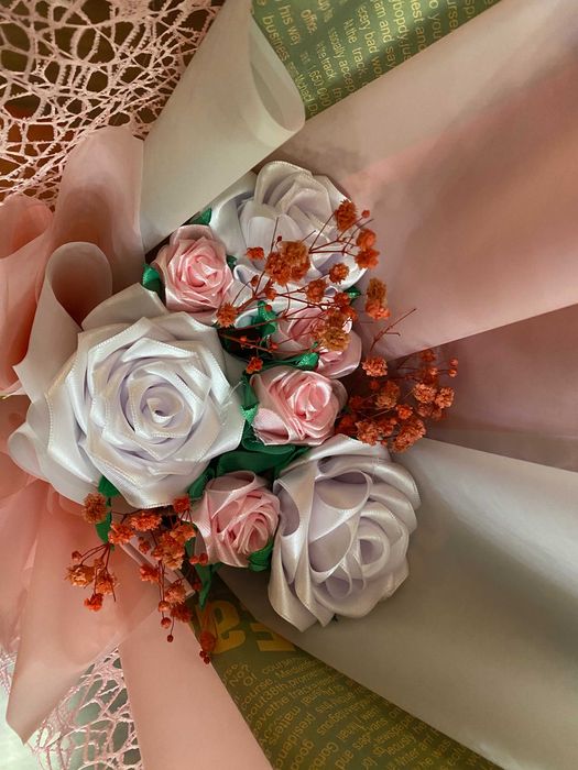 Луксозен букет със сатенени рози