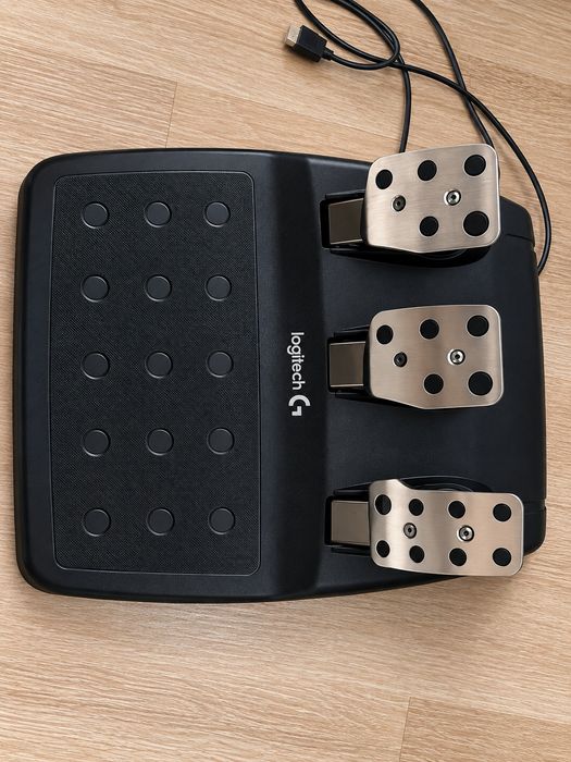 Vând volan Logitech G29 Driving Force
