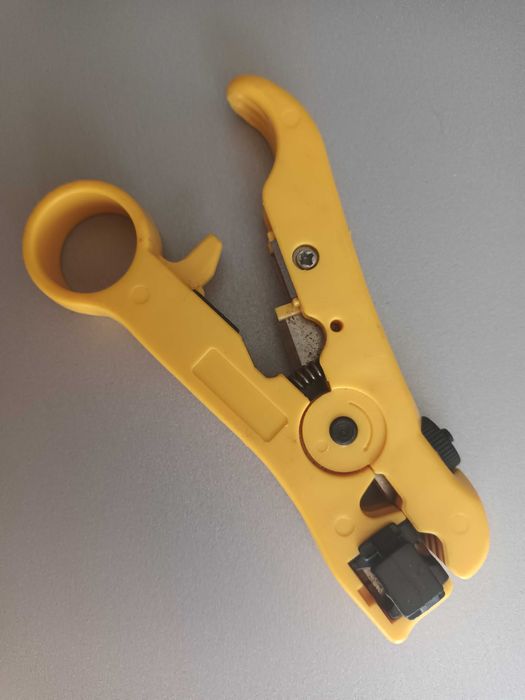 стрипър за коаксиални, сигнални и кабели за данни