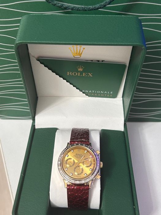 Золотые часы с бриллиантами.