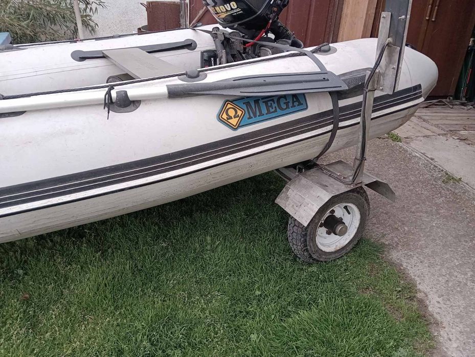 Риболовна лодка в комплект с колесар и сонар