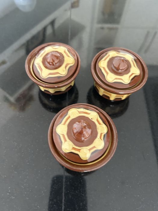 Чинии български мотиви, глинен гювеч