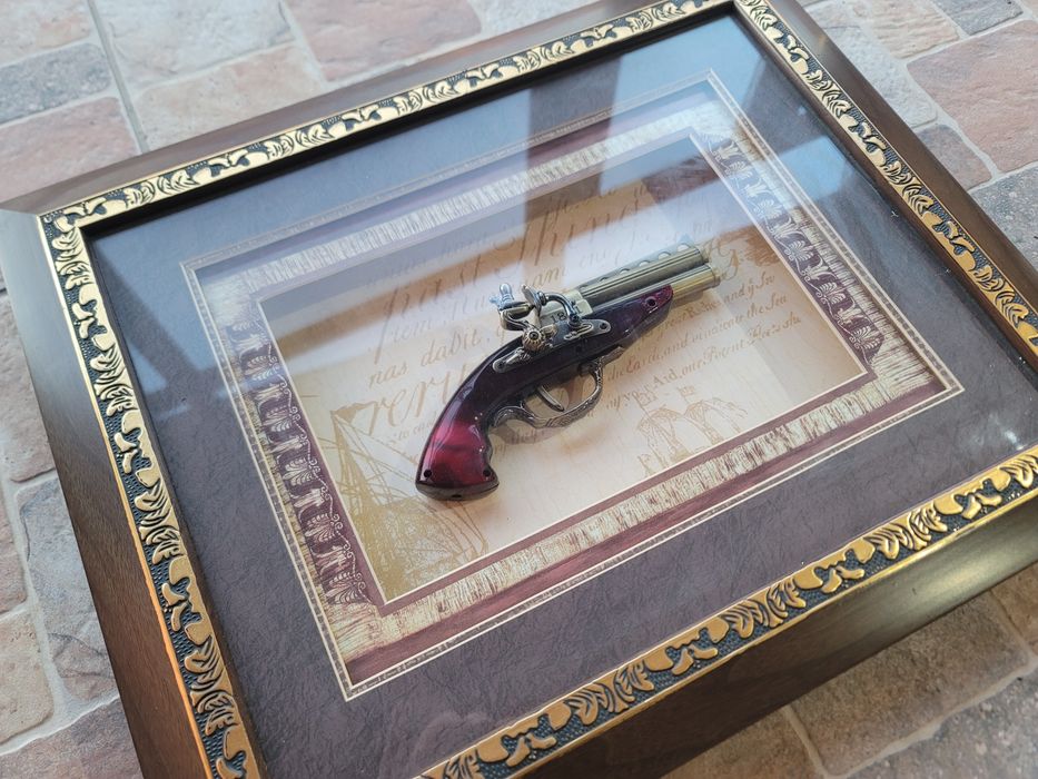 Tablou tip panoplie cu pistol decorativ