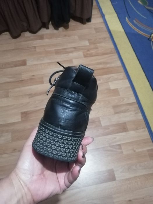 Продам осенние кожанные ботинки