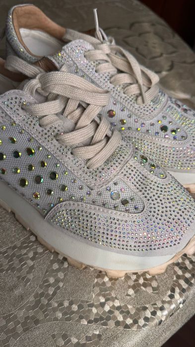 Продам кроссовки