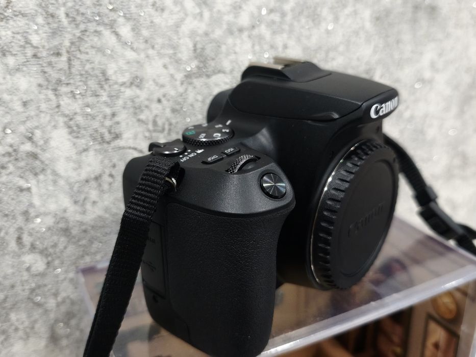 Продам фотокамеру Canon EOS 250D
