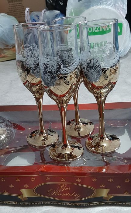 Чайный набор двух цветов и набор Фужеров.