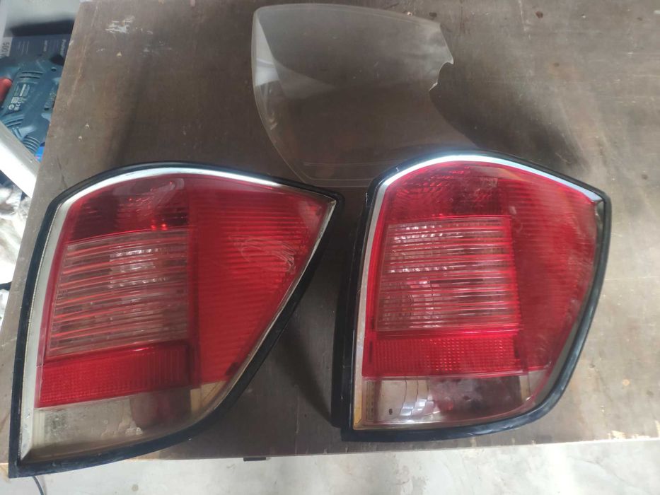 Продавам заден десен стоп за Opel Astra H комби-2 бр