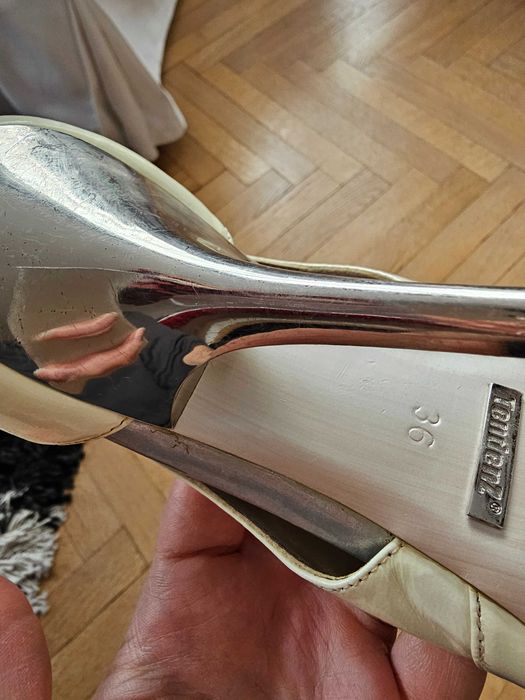 Бели официални обувки