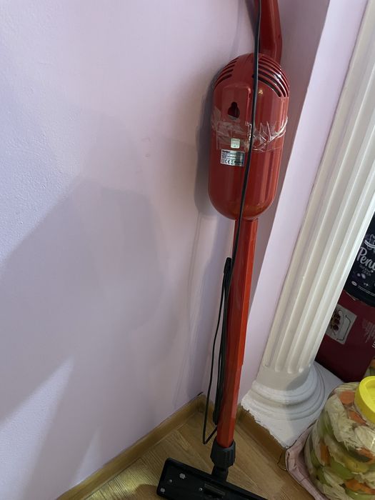 Срочно Пылесос вертикальный проводной