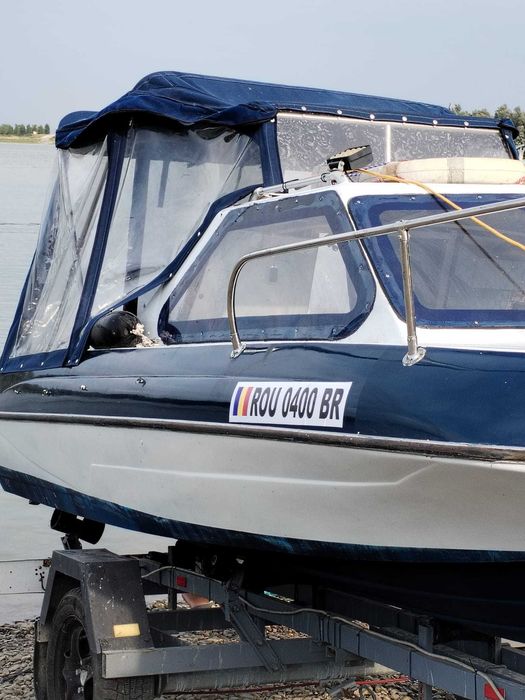 barca cu motor si peridoc