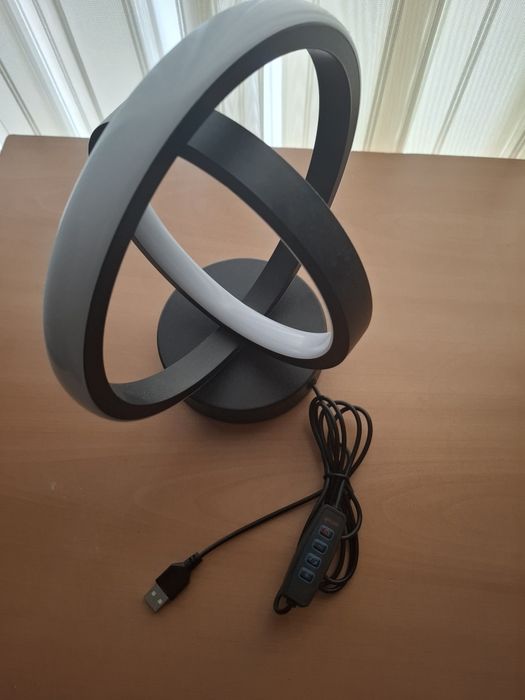 Led Лампа с интересен дизайн и три функции на светлината