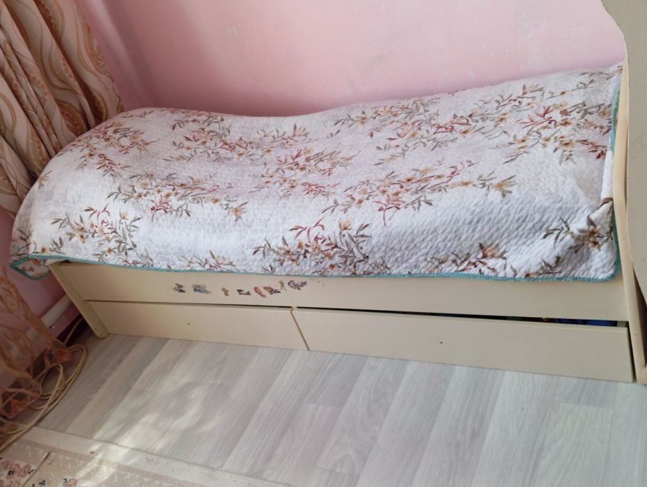 Детская кровать(матрасом) с комодом