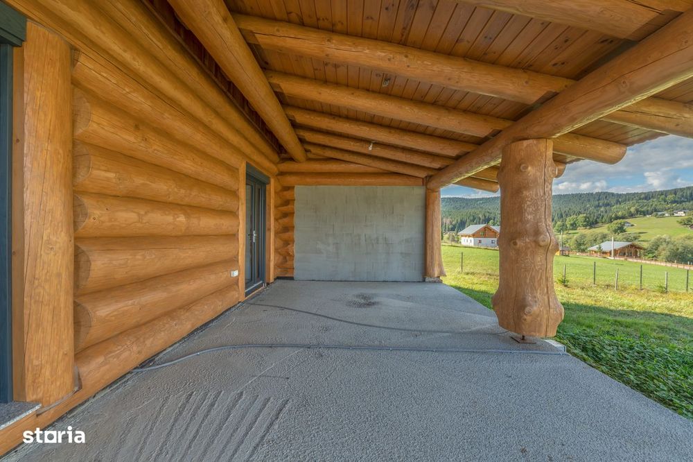 Casă din bușteni masivi | 180 mp | teren 2.440 mp | Vatra Dornei