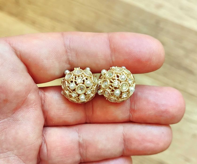 Перленни обеци в златист цвят