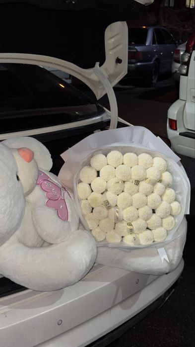 Белый мишка  с игрушками 20К