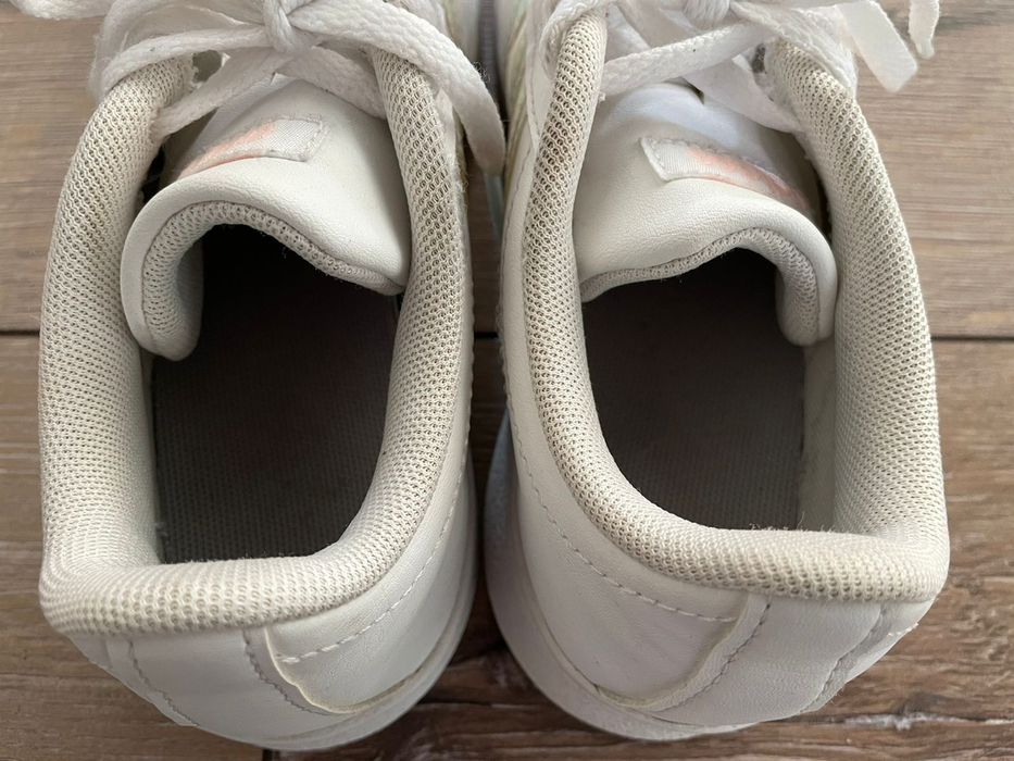 Кроссовки фирмы Adidas