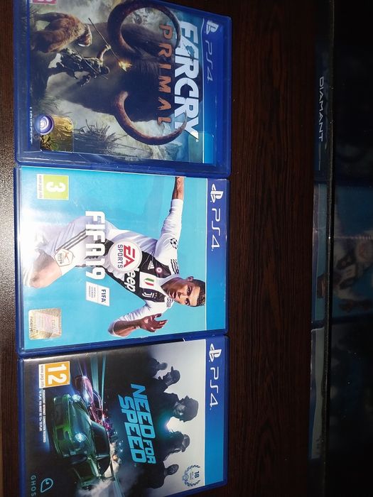 Vând PS 4 în stare buna de utilizare