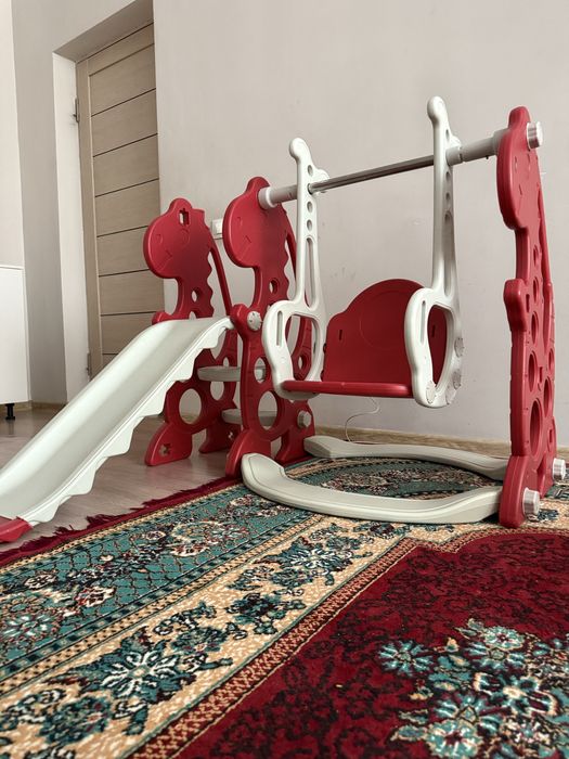 Детский качелях вместе с горкий.