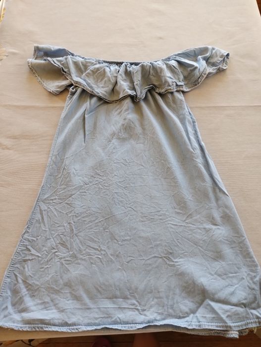 Лятна рокля, украсена с ръчно направени бродерии