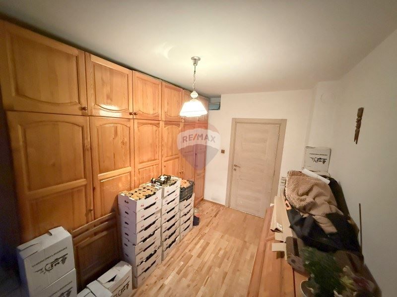 Продава се Тристаен апартамент в Варна, Спортна зала - 6927 кв.м за 16 €/кв.м - Снимка #8