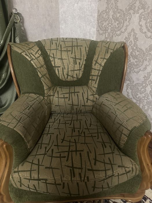 Диван и кресло.