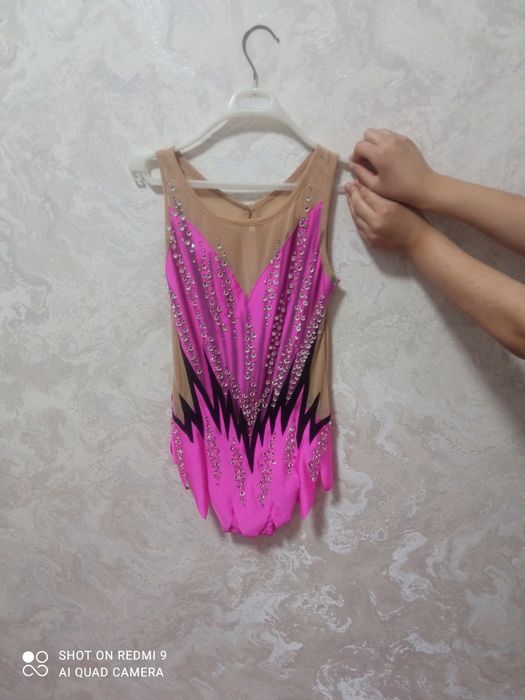 Gimnastika uchun kupalnik