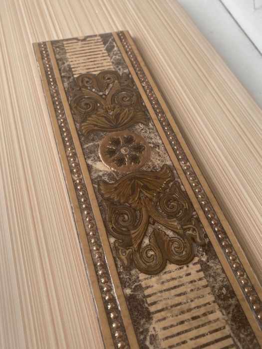 Коричневый и белый кафель