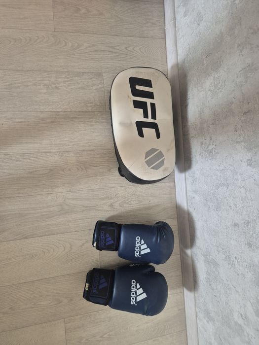 Продам лапу боксерскую