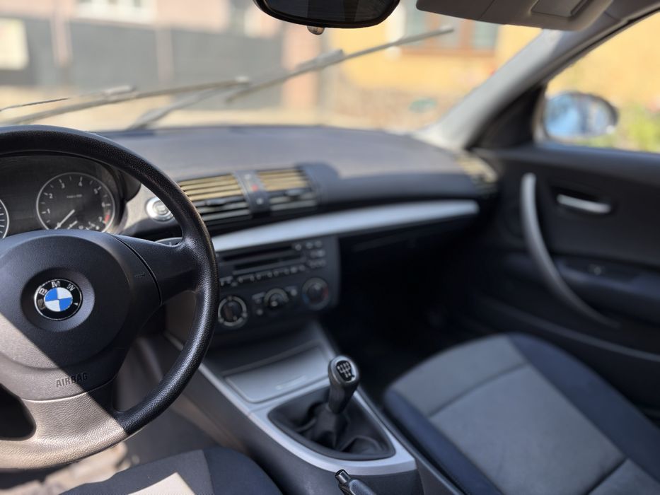 VAND BMW Seria 1 116i – 1.6 benzină – 2005 – 1.500€ usor negociabil