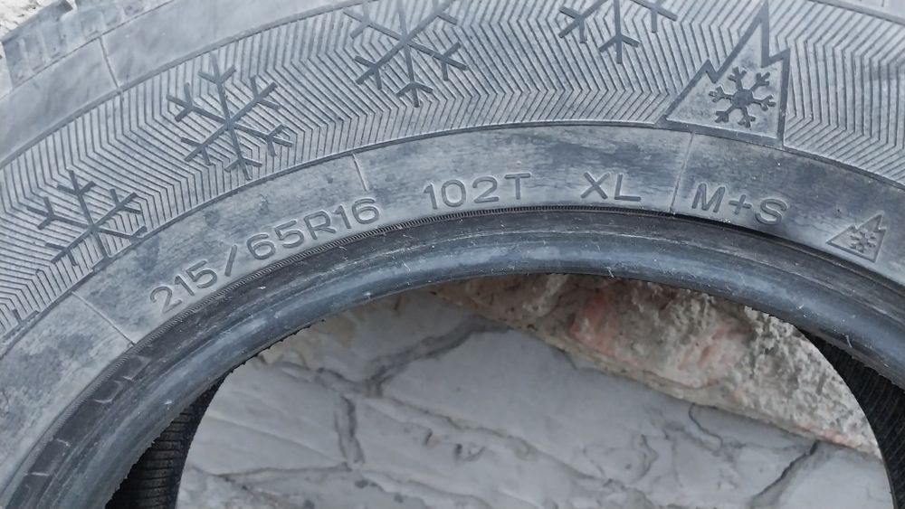 Продам шины зимние 215/6515 бу
