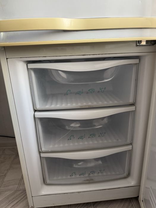 Рабочий холодильник Samsung,