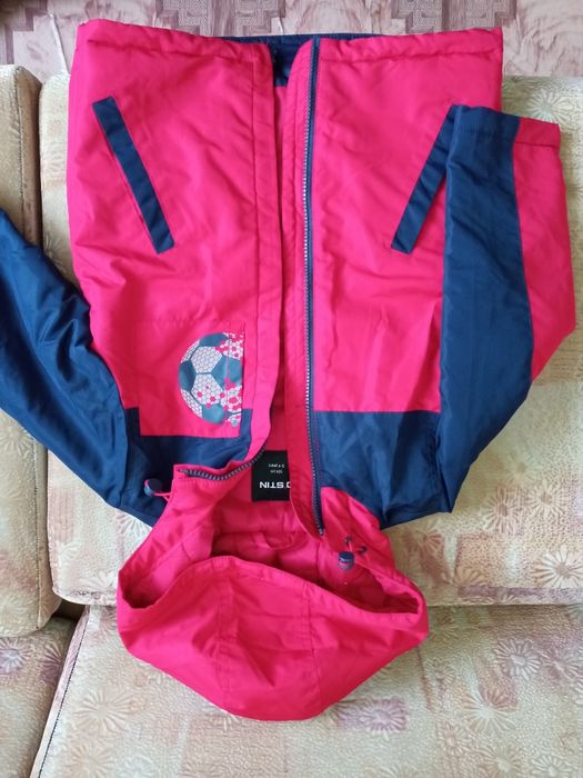 Продам детскую куртку (ветровку)