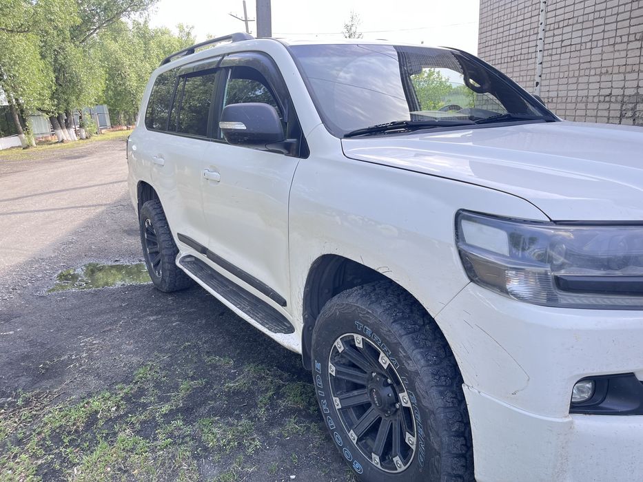 Автомобиль toyota land cruiser 200