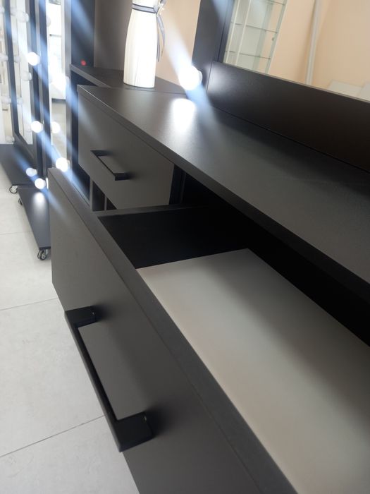 Зеркало трюмо для салона