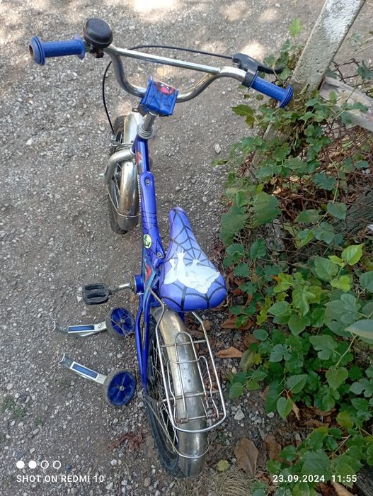 Продавам детско колело 16 с помощни колела