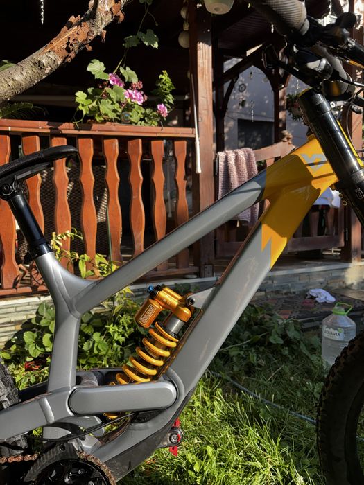 YT Tues Uncaged 11 (Ediție Limitată) – Suspensie Öhlins