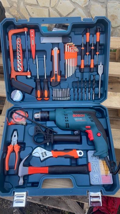 Бормашина БОШ комплект с инструменти