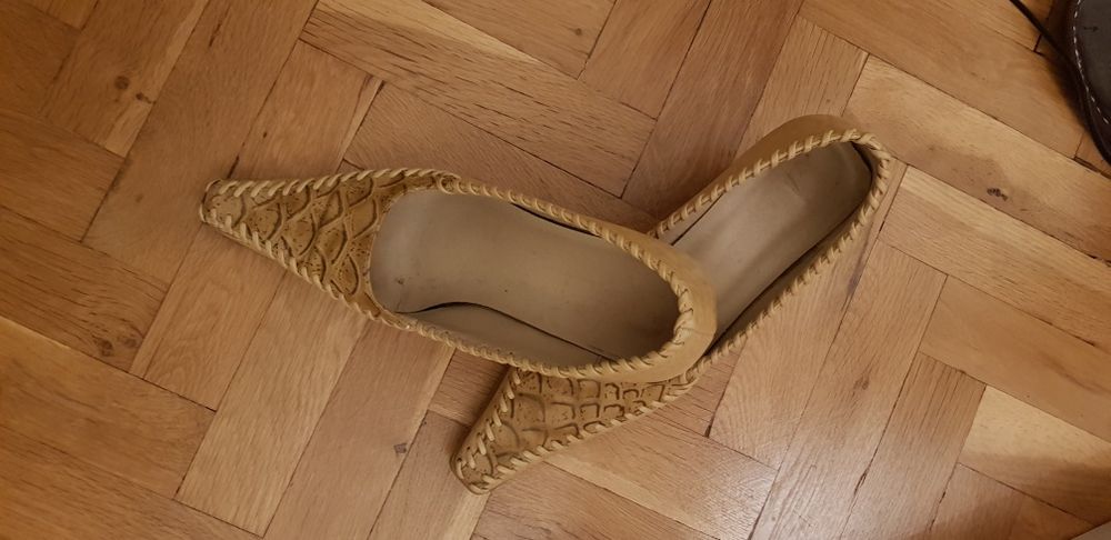 Продавам обувки естествена кожа, бежово с кафяво.