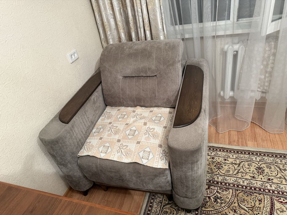 Продам стол и кресло со стулями