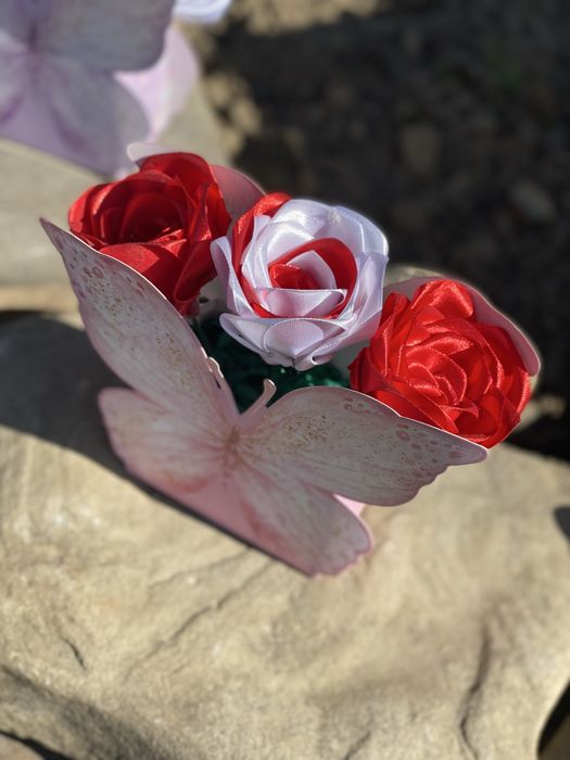 Vând ornamente florale din satin