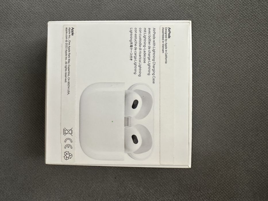 Продам Apple AirPods 3 with Lighting Charging case